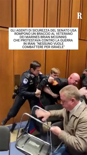 Brian McGinnis, veterano dei Marines, ha interrotto un'udienza della sottocommissione per le forze armate del Senato protestando contro la guerra all'Iran e l'appoggio statunitense a Israele. Il personale di sicurezza dell'aula cercando di trascinarlo via con la forza rompe il braccio dell'ex militare tra lo sconcerto dei presenti. #usa #iran