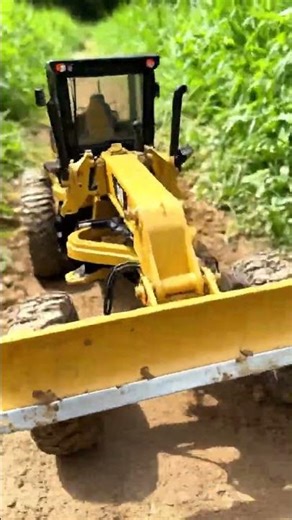 On the Job! 🛣️ This RC Grader is Building Roads!