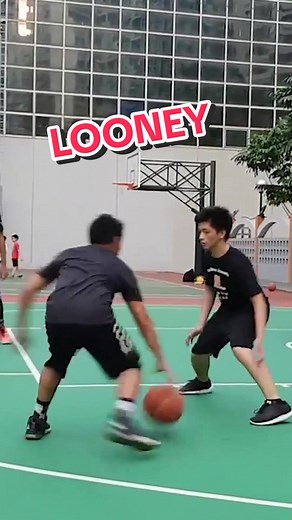 Jugando Baloncesto con Looney Tunes