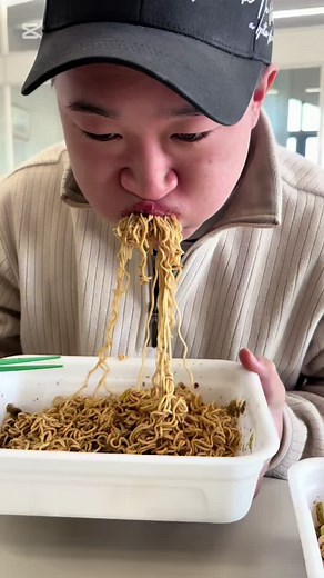 ペヤング焼きそばの面白動画