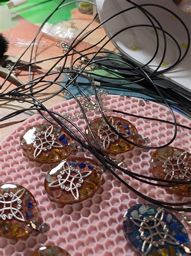 Estoy creando nuevos colgantes de nudo de orgonita, pieza a pieza, a mano y con intención. Cada uno es único, formado por minerales, metales y el símbolo del nudo como sello de protección, equilibrio y conexión. No son solo colgantes, son amuletos que nacen en el proceso. Muy pronto disponibles. #nudodebruja #bruja #witch #fyp #paratiiiiiiiiiiiiiiiiiiiiiiiiiiiiiiiiii🦋