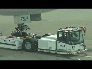 トーイングカーに牽引される羽田空港の全日空（ANA）機