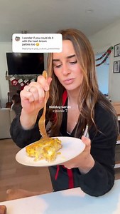 swapping out the tater tots & pie pan for hash browns & a baking dish makes this “tater tots quiche” the perfect Christmas morning breakfast casserole 🥘 Ingredients 1/2 pound ground breakfast sausage, cooked 7 frozen hashbrowns 7 eggs 3/4 cup cottage cheese 1/2 tsp onion powder 1/2 tsp salt 1 tsp pepper 1 cup shredded cheese (I used mozzarella) Directions - Preheat oven to 400 degrees. Spray the sides and bottom of a 8”x11” baking dish. - Add the hash browns to the baking dish— you should have 