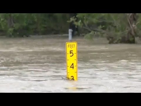 Fierce winds, pounding rain sweep through Texas