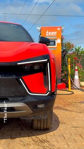 31K views · 15K reactions | “The Fear ⚡ - When the Battery Tests Your Faith” Every EV owner faces it once — that moment of silence when the range drops faster than expected. But sometimes, technology surprises you — regeneration gave us more than just kilometers, it gave us confidence. Thanks to @mahindraelectricsuvs and @zeoncharging for building trust, not just cars and chargers ⚡ | CarTech ಕನ್ನಡ | Facebook