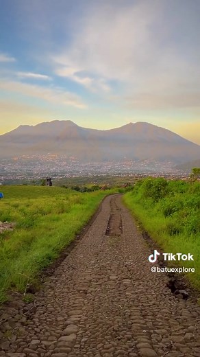 Alam kota batu seindah ini lo guys,yakin nih kalian weekend ini cuma pengen rebahan dirumah doang??🤭 🎥By IG/v__putra #batujatim #dolanbatu #batumalang #malang #morningvibes #batuexplore #wisatabatumalang #fyp #fypシ゚viral