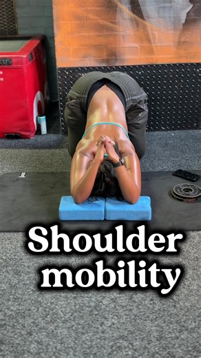 💡 My go-to exercises to open the chest and strengthen the upper back: Prayer stretch, Prone elbow raises, Prone snow angels, Prone T raises, Shoulder dislocates, Pass-throughs, Thread the needle twist (with weights) Wearing: @DFYNE dc:NQ10💕 #shoulderworkout #shouldermobility