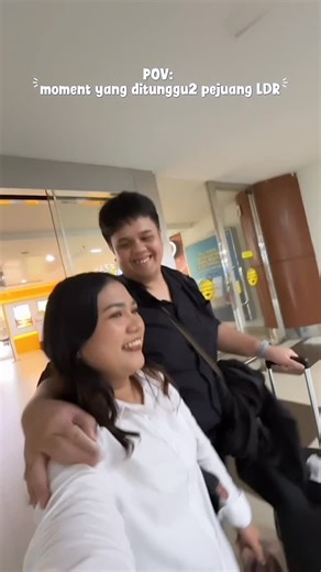 Tiurlan Zebua on Instagram: "Selalu menjadi part yang dinantikan bagi pejuang LDR❤️😭 Siapa yang begini juga?? #ldr #ldrstory"