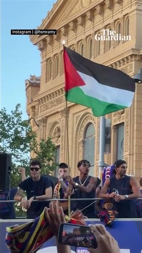 Barcelona’s Lamine Yamal waves Palestinian flag during La Liga trophy parade #shorts