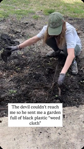 Rachel Reynolds Dreamscapes LLC on Instagram: "🤔Thinking about putting down black plastic “weed cloth” to prevent weeds from growing? It’s actually a huge waste of your future time and bad for the environment. It IS sometimes effective in smothering aggressive weeds like mondo grass or other rhizome spreading plants. I use it for this purpose, but then pull it up once that plant is dead. But for long term, effective weed control against re-seeders it does not work because eventually soil will f