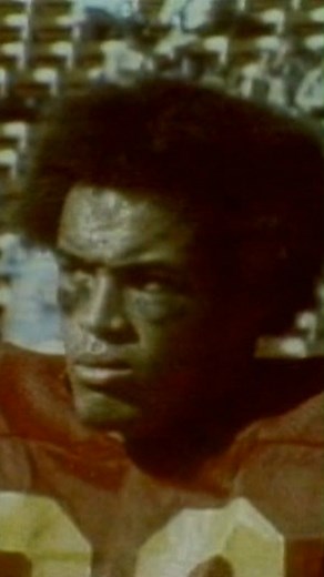 Anthony Davis solidified his place in USC Football history with a standout college career that helped the USC Trojans achieve a 31-3-2 record, three conference titles, and two National Championships. His incredible six career touchdowns on kickoff returns still stand as an NCAA record! 🏈🌟 A key player in USC’s dynasty, Davis helped lead the Trojans to three Rose Bowl victories. #BlackHistoryMonth #USC #Trojans #CFBHALL #FightOn | College Football Hall of Fame