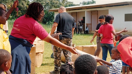 🎄✨ Distribution par ALPHA CENTAURI MINING de 5000 cadeaux pour Noël ! 🎁📽️ À l’occasion des fêtes de fin d’année, Alpha Centauri Mining a déployé une opération solidaire d’envergure dans trois provinces du Gabon, en offrant 5 000 cadeaux aux enfants… et autant de sourires ! 🎅🏾💫 📍 Les distributions ont eu lieu dans les localités suivantes : * Ndjolé (Moyen-Ogooué) * Mvadhy et Maybouth (Ogooué-Ivindo) * Minvoul, Doumassi et Ebomane (Woleu-Ntem) Cette belle action s’inscrit dans notre démarch