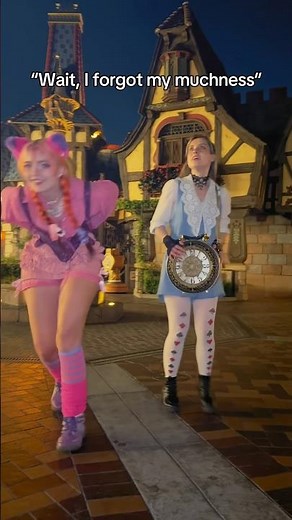 Cheshire Cat and Alice disneybound with ‪@halcybella‬ at ‪@Disneyland‬ 💕🕰️