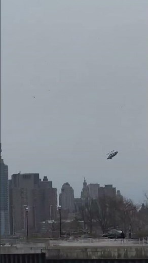 Moment helicopter crashes into Hudson River: Blades may have come off