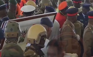 30K views · 292 reactions | Pale Mamboleo unaona Baba ka Flash ukisonga! Kuna mlimwengu ameekwa on toes mpaka akapita casket bila kujua, akarudi nyuma kuona Kdf Commando has screenshot his head akikula ngoto akienda. Si rahisi. Awuoro! | ŨGĨ Media | Facebook
