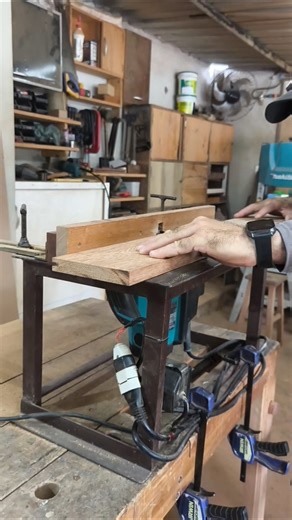 Working with an inverted Makita router on solid wood #router #makita #tools