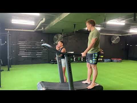 How to run on a curved treadmill