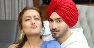 Khad Tainu Main Dassa out now! Neha Kakkar and Rohanpreet Singh's latest track will make your day
