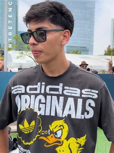 Bastián “Bimza” Muñoz se suma a Vecinos al Límite como el último famoso confirmado 🏠🔥 En conversación con Página 7 durante el casting abierto, el cantante urbano contó que entrar al reality con su papá, Héctor “Kanela” Muñoz, será un desafío nuevo: “Quiero poner en contexto nuestra convivencia… eso va a congeniar mucho con la gente”. ¿Y su relación con Trini Neira? Fue claro: “Sí, entro soltero”. Eso sí, dice que va a mostrarse y potenciar su música… sin cerrarse a nada. Revisa más de lo que n