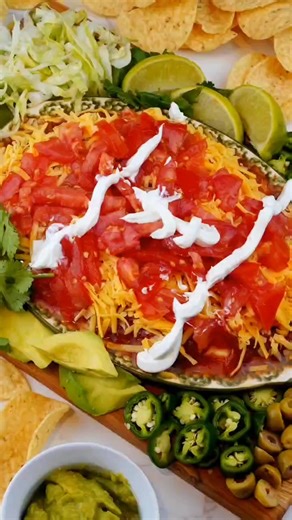 This is “nacho” average dip. 🧀Enjoy our easy and delicious nacho cheese dip featuring high-quality, low-priced ingredients from Ruler Foods. (Hint: It’s the perfect treat for Monday Night Football.)Ingredients:1 pkg. cream cheese (8 oz.)1 c. sour cream2 tbsp. taco seasoning mix3/4 c. salsa3/4 c. shredded lettuce3/4 c. shredded cheddar cheese1 tomato, dicedInstructions:Soften cream cheese and combine with sour cream and taco seasoning. Spread on the bottom of a plate, and layer with salsa, shred
