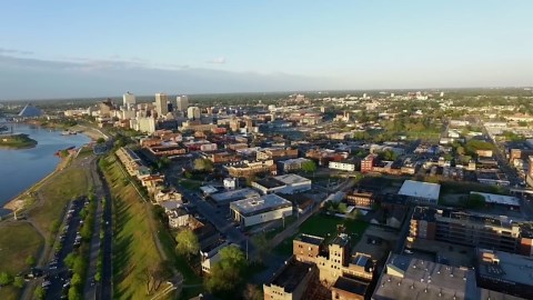 テネシー州メンフィス：ブルースとロックンロール発祥の地をドローンで巡るツアー