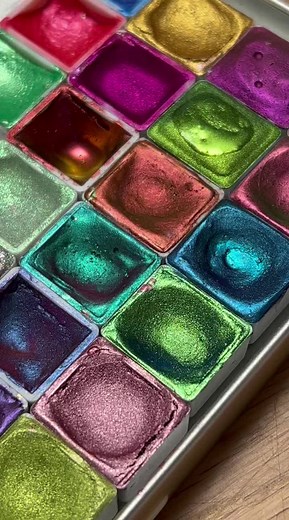 Wrapping your orders today!! This colour is Dragon #watercolourpaint #metalicpaint #colourshift #watercolorpainting