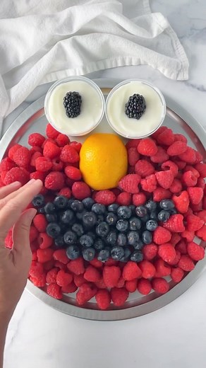 13K views · 128 reactions | Is this Elmo Fruit Platter fabulous or what?!  It’s great for a kids birthday party. The “eyes” are vanilla yogurt. What Sesame Street character would you make?#elmo #sesamestreet #elmobirthday #fruitplatter | Mom Loves Baking | Facebook