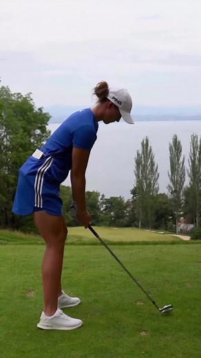 Linn Grant DTL 💥 Want a great example of a “steep to shallow” swing? Look no further! Watch the shaft movement in Linn’s swing — it stays more vertical in the backswing, partly because of her tilts and the way she avoids excessive forearm rotation 👌 In the downswing, the shaft shallows — and that’s mostly due to her sequence and the alignments she created at the top. When the shaft goes back a little steeper, it’s much easier to see the shallow happen in transition. If you take the club BACK e