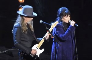 Watch HEART's ANN WILSON, ALICE IN CHAINS' JERRY CANTRELL Salute CHRIS CORNELL At ROCK AND ROLL HALL OF FAME