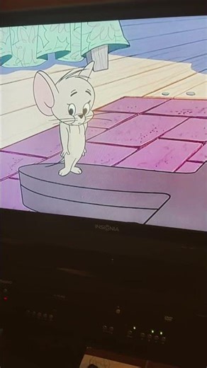 Tom cat does goofy holler