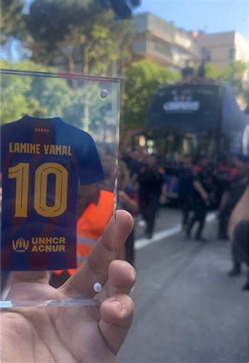 Hay camisetas que tienen que pisar la calle❤️💙 Hay camisetas que nacen para quedarse en una estantería. Y otras que tienen que salir a celebrarlo. Hoy tocaba llevar a Lamine Yamal donde estaba toda Barcelona. La rúa. El autobús. La gente. El ruido. Porque algunas temporadas no se recuerdan por los títulos. Se recuerdan por la sensación de estar viendo algo que acaba de empezar. ⭐️🔵🔴 #lamineyamal #fcbarcelona #barça #ruabarça #minicamisetas