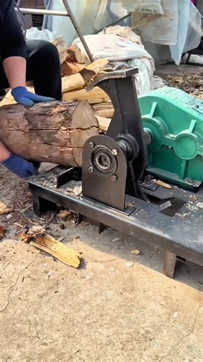 Splitting Firewood Using a Hydraulic Splitter #shorts
