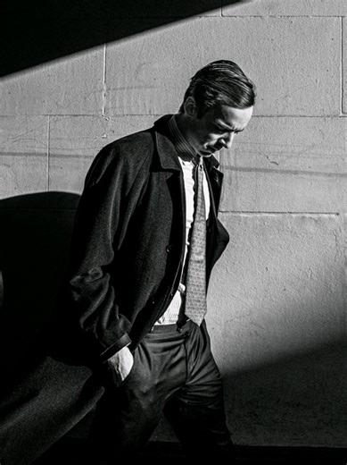 Taking pictures through a pocket of light 📸 Waiting for the right subject to step into it makes all the difference #streetphotography #photography #lightandshadow #composition #pictures