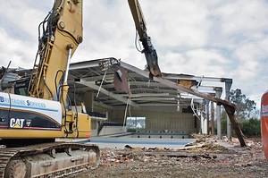 [VIDEO] A Pontivy, la démolition de l'ancienne piscine couverte a commencé