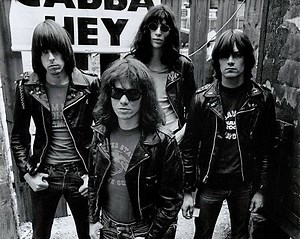 The Ramones - Commando lyrics