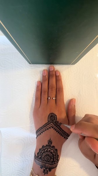 Tuto henné simple et parfait pour l’aid 🤍✨ #henna #henne #mehendi #hennaart #tutohenna #modelehenne #ideehenna #eid #foryou #tutorial #eidmubarak