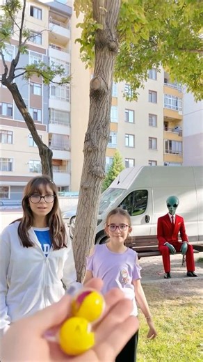 Elif and Zeynep TROLLED the Alien with a SMILEY FACE! 🤭🤣😱🌈✅🤩😂❤️💚💜