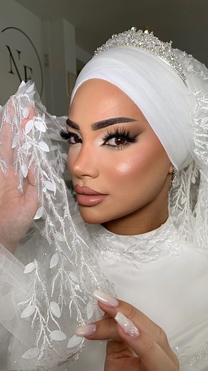 Pro MakeUp Artist&Hairstylist on Instagram: "Beautiful Arabic Bride ❤️‍🔥 ▫️▫️▫️▫️▫️▫️▫️▫️▫️▫️▫️▫️▫️ • Anzeige • Hijab and Makeup @newfacesbeauty Lashes @newfacesbeauty Brows @anastasiabeverlyhills - brow wiz medium brown Eyes @anastasiabeverlyhills Highlight @kryolan_city_berlin Lips @kryolan_city_berlin ▫️▫️▫️▫️▫️▫️▫️▫️▫️▫️▫️▫️▫️ #bridalmakeup #bridal #gelin #makeup #berlin #wedding #bride #makeuptutorial #highlight #glam #beforeandafter #transformation #love #girls #beautiful #fashion #blogge