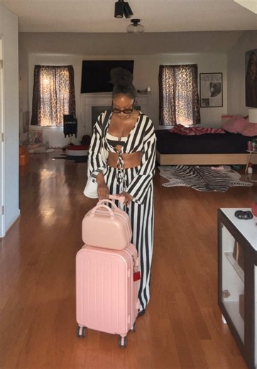 Airport Outfit & Carry-On Essentials: What's in My Bag