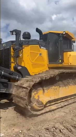 Huge 950K Pat blade cruising by - Bulldozer - John Deere - Heavy Equipment
