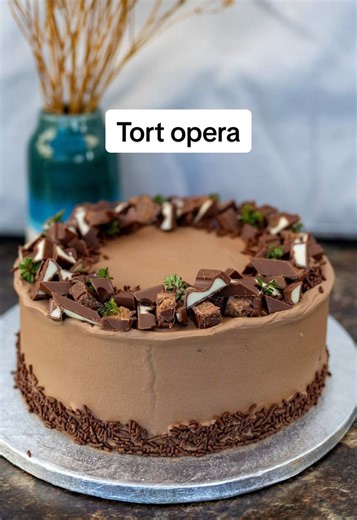Przepis na Tort Opera – Klasyczny smak czekolady i kawy