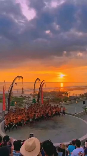 A magical evening in Bali 🌅✨ The powerful rhythm of the Kecak dance, the sacred Melasti ritual, and a golden sunset painting the sky — moments that capture the true spirit of the Island of the Gods. 🙏🔥 #KecakDance #MelastiCeremony #BaliSunset #CulturalBali #UluwatuTemple #BalineseTradition #MagicalBali #IslandOfGods #SunsetVibes #ExploreBali #BaliCulture #SpiritualBali | Pratama Bali Tour