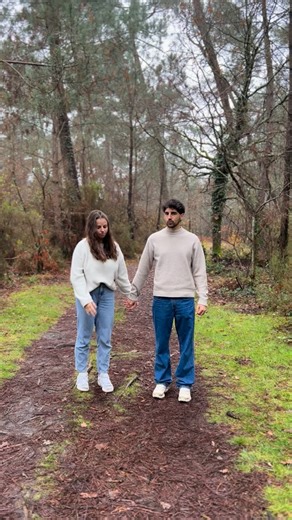 Photographe Mariage-Lifestyle & Studio on Instagram: "🎄Calendrier de l’avent de la future mariée 🎄 Conseil 17/24 ✨ Tu veux des photos naturelles le jour de ton mariage ? Si tu veux être à l’aise devant l’objectif le jour J, je te conseille de réserver une séance engagement avec ton photographe. C’est comme un entraînement… mais en beaucoup plus cool 😉 Pendant ce shooting photo, tu vas apprendre à poser sans vraiment poser échanger avec ton prestataire de mariage, tu vas te familiariser avec l