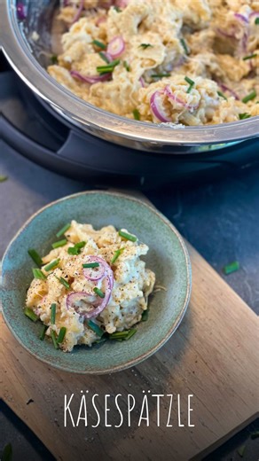 AMC Deutschland | ✨ Käsespätzle ✨ Hütten-Feeling für zuhause 🧀🧅 Selbstgemachte Spätzle und würziger Käse bringen Euch die Berge an den heimischen... | Instagram