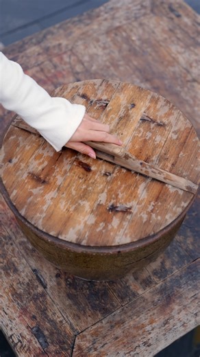 A Chinese delicacy with a thousand-year history, tofu is made using traditional methods, such as curdling with brine and natural fermentation—fermented tofu. #fermentedtofu #intangibleculturalheritageblessinglandscape #100youngintangibleculturalheritageproject #intangibleculturalheritageguardian | Lan Ning Life