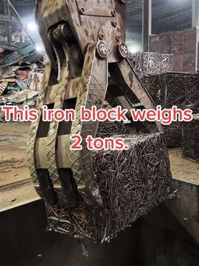 You'll never understand China scrap dealers' obsession with compressors. This is a 1500-ton compressor. The weight of a compact is 1.5 tons to 2 tons,#metalbaler