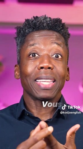 Regardez bien la différence. Quand vous traduisez du français, voilà ce qui se passe dans votre tête. 1. Vous entendez une question en anglais. 2. Vous la traduisez en français. 3. Vous réfléchissez à votre réponse en français. 4. Vous traduisez votre réponse en anglais. 5. Puis vous la dites. Ça fait 5 étapes. C’est pour ça que vous mettez 10 secondes à répondre à une question simple. C’est pour ça que les gens vous regardent bizarrement. C’est pour ça que vous paniquez. Maintenant, quand vous