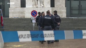 Milano, attivisti imbrattano “il Dito” di Cattelan. Piantedosi: "Rifletto su nuove norme"