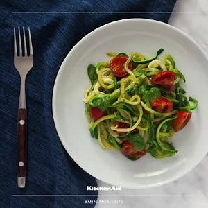 Lass dich von Leichtigkeit und Aroma einwickeln! Zucchini-Spiralnudeln für alle! http://bit.ly/2ht9vIQ #minimoments | KitchenAid