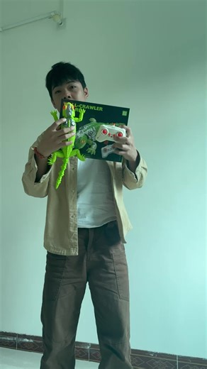 Wall Crawler Gecko, Rechargeable Remote Control Robot Kids Toys, Floor/Wall Crawling Dual Modes Wall Climbing Gecko Electric Lizard Toy, Prank Toys Birthday Gifts for Boys & Girls Ages 3 & Up #coolgadgets #kidsplay #kidstoy #kidsplaycenter #gamesandtoys #lizardkeychain #desktoy #smartphonekids #electriccattoy #lightuptoys #toy #lizard